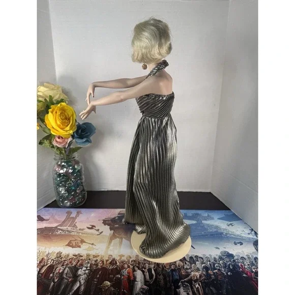 Franklin Mint "Marilyn Monroe" Porcelain Doll 19" Gentlemen Prefer Blondes" 1994 - Picture 4 of 17